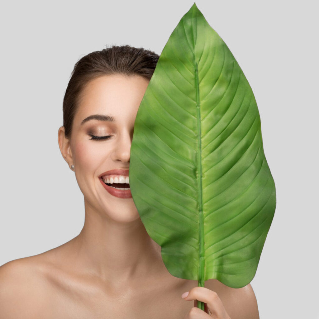 Donna serena con foglie verdi - benessere naturale